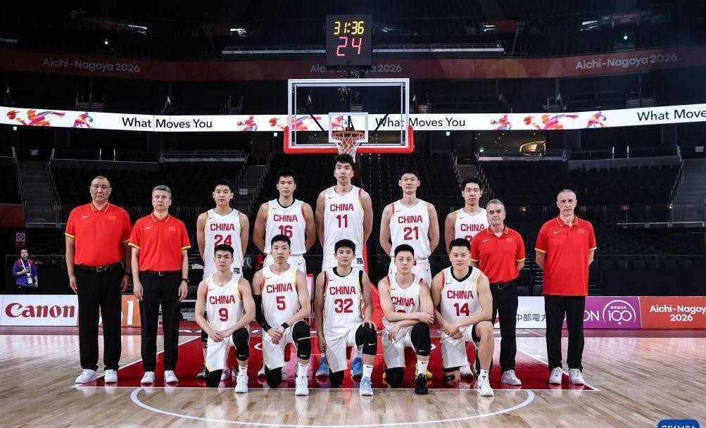 77比97，中国男篮输给日本二队，无缘亚运会决赛。
对方八村塁、河村勇辉全没来，就是一帮B联赛球员和大学生临时凑的队。咱们最多落后35分。
郭士强赛后说，全队都很辛苦很努力。这话不假，5月就开始集训，练了几个月。
可问题也在这。日本队赛前集结没几天，上场就能跑能抢。咱们练得最久，反而退防慢半拍，末节