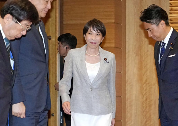 日本这次内阁改组，热闹全是假象！大家都盯着谁入阁，真正关键的信号被忽略了：和高市早苗争夺自民党总裁的四人里，林芳正率先退出内阁。核心岗位纹丝不动，维新会首次入阁只是面子工程。一年前高市把所有对手都塞进内阁牵制，如今林芳正主动抽身，深耕地方积攒支持，履历拉满还有独特对华沟通渠道，自民党真正的战场在内部