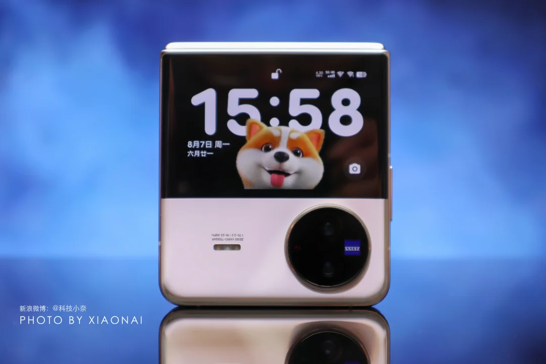 这不就一翻盖手机？