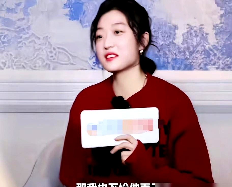孙千在镜头前一句他私下说话太毒了，差点让人以为这对东北老乡彻底掰了。

一个是哈尔滨姑娘，一个是沈阳小伙。俩人在片场根本不走客套路线，一张嘴全是东北话互损。

井柏然拿角色口吻玩梗放话，孙千就在旁边捏着嗓子发语音配合。看着像结了梁子，私底下却处成了白天半熟晚上全熟的铁哥们。孙千挨完怼，转头就承认对方