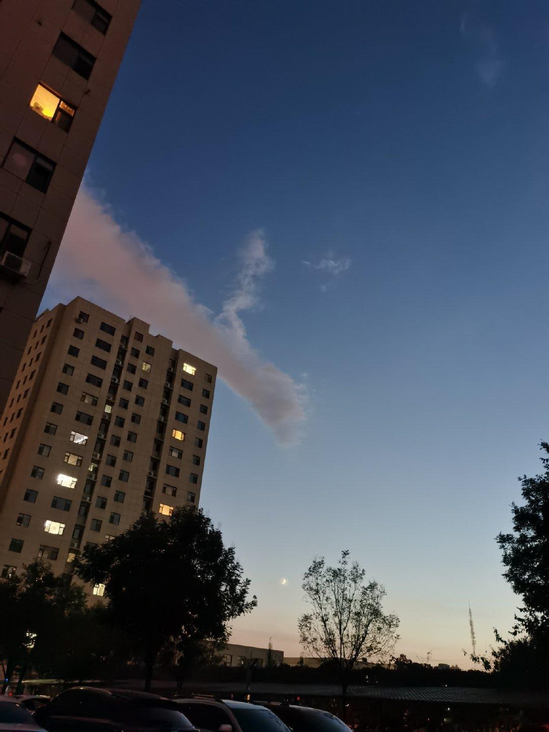 10月14日周三，昨晚睡前头晕厉害，躺下就天旋地转的，如厕后好转，不知道是不是科里开了暖风的过。梁海山跟朱铁汉一起装车，问了村里的情况，姜波回家探亲正好写了社里挖泄水渠的练笔文，听朋友的话试着投稿，不想真刊出了。双儿拼好藏宝图，九难教授韦小宝神行功后离开。近两天的苹果订单全部发出。 ​