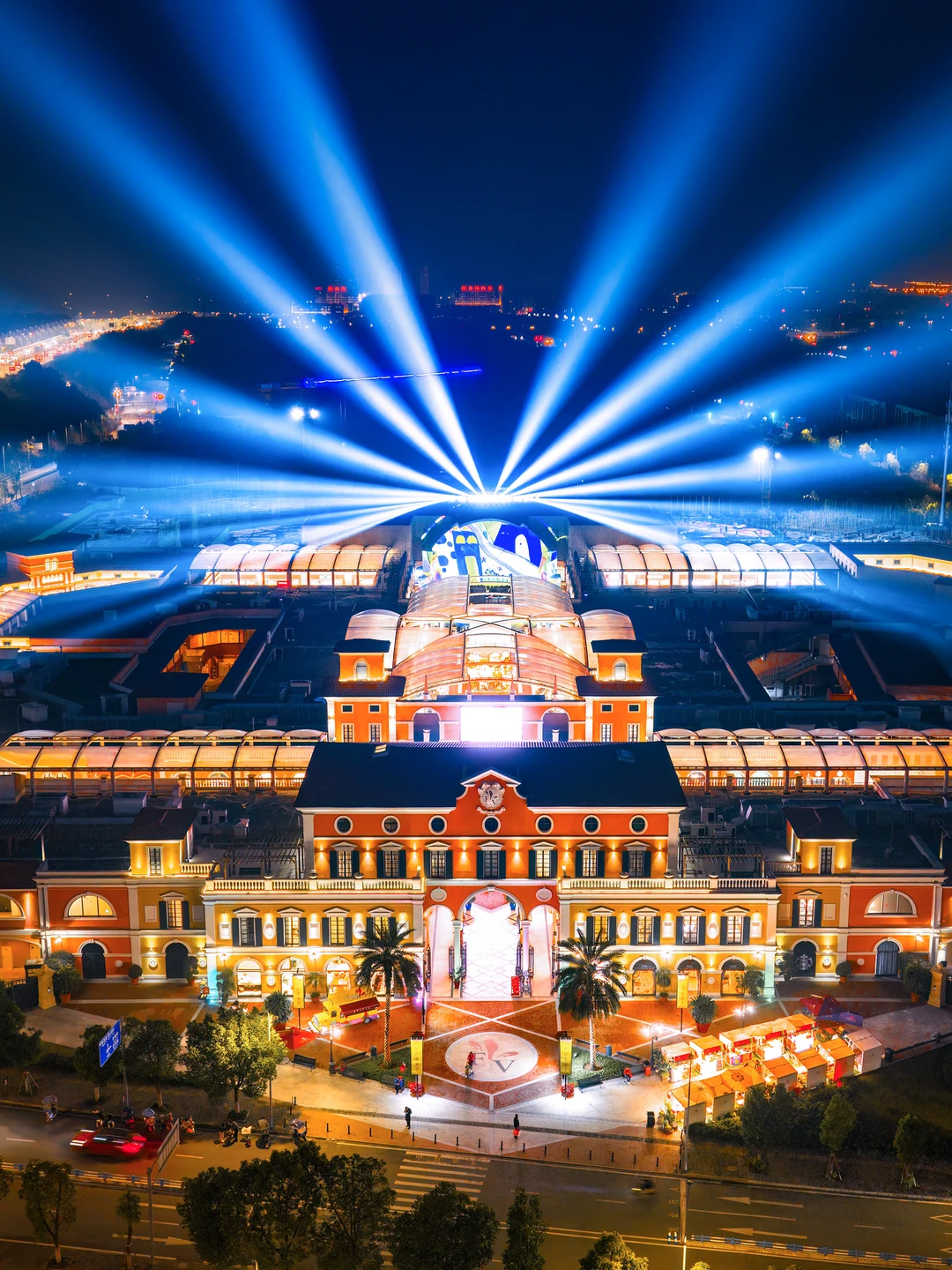 就在重庆！绚烂光影撞上意式购物小镇