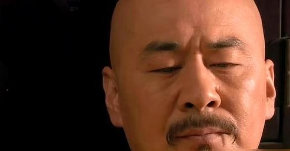 很多人不知道，孙俪拍完《甄嬛传》整整十几年，居然连一集自己演的成片都不敢回头看。
当年在片场，她跟陈建斌私下里较的劲，远比戏里后宫争宠还要命。
拍对手戏的时候，陈建斌属于那种极度沉浸在角色里的演员，脾气直得要命。有场对峙戏刚拍完，他连弯子都不绕，当着剧组所有人的面就冲孙俪来了一句：你演得不对，眼