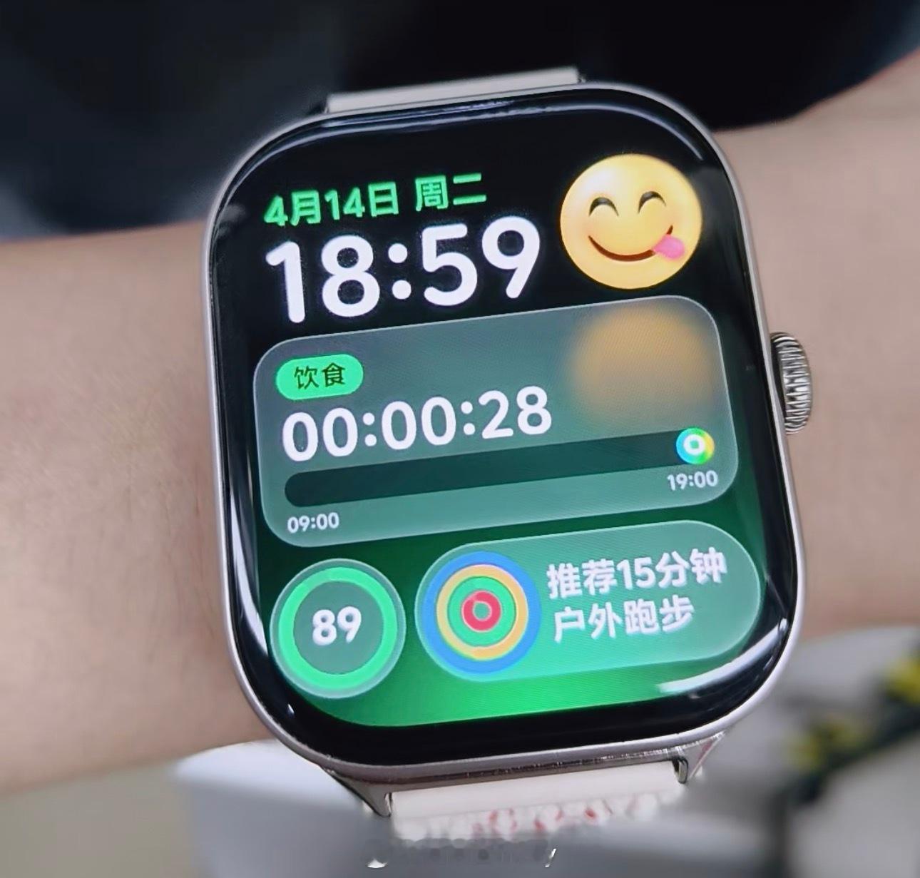 #AI眼镜和AI手表谁更实用#身边不少玩数码的朋友，一边满怀期待等待AI眼镜迎来爆发，一边日常生活依旧离不开一块AI手表。
这次鸿蒙AI手表新增AI健康洞察能力之后，二者现阶段的差距一下子就体现出来。手表早已深度渗透进生活各个角落，上班、睡觉、健身都可以长期佩戴，悄无声息完成身体数据记录。AI眼 ​