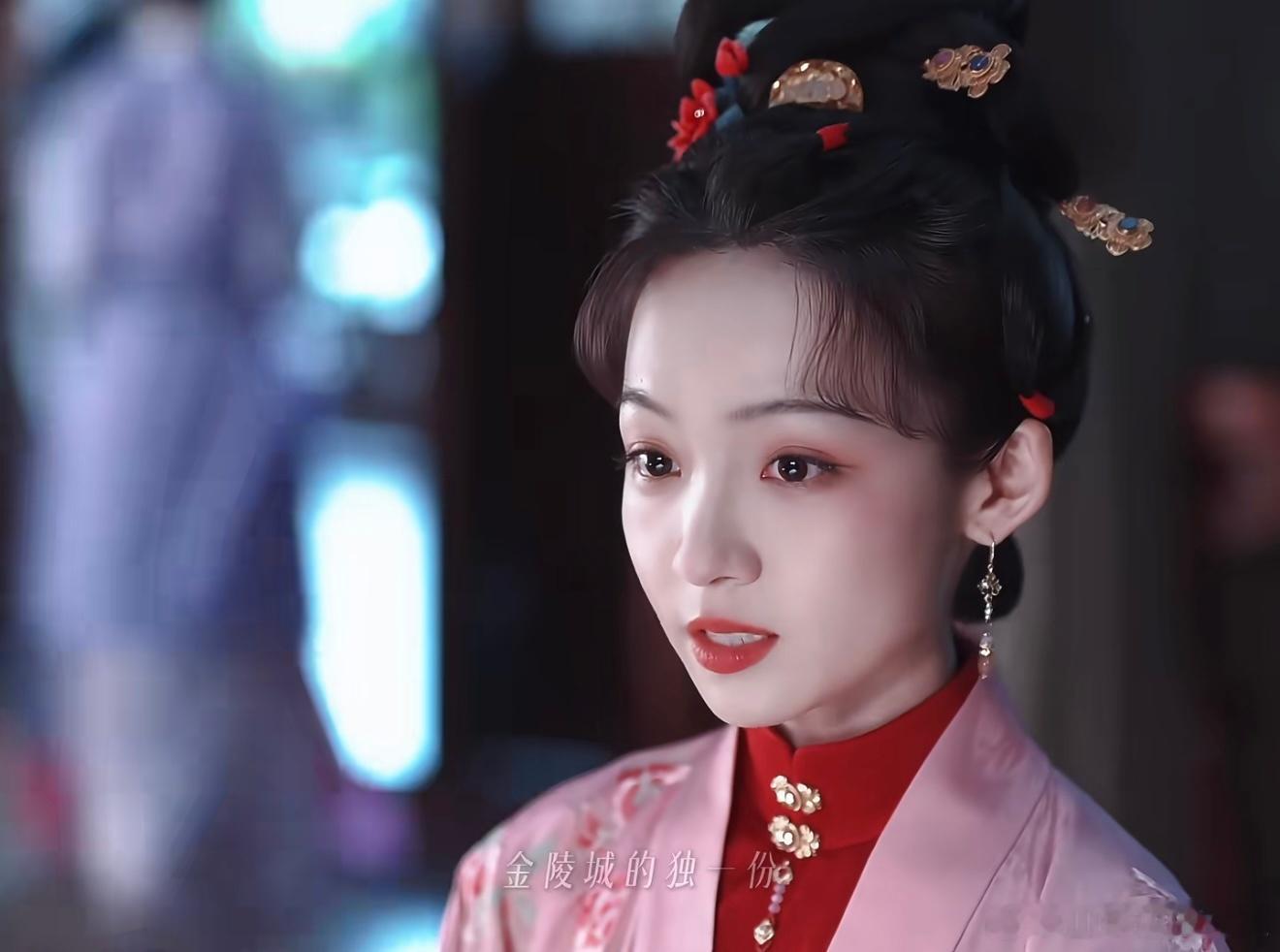 【有一种女孩，是隐形的人生赢家】🩵个子和体型都小小的，五官是小家碧玉风格，肌肤白白嫩嫩的，整个人文静内敛乖乖女，从小到大学习处于中等偏上的状态🔘最关键是一条是五官和性格都没有对抗感，人设是父母爱护出身普通但是幸福家庭性格好学历好的乖乖女小美，这类女孩是面上不说，但是内心还是拎得清，或者哪怕她没有主见，也会因为父母家族照拂从而获得不错的学历，体制内的工作，好的婚姻生活🔘但如果这类女孩看起来很乖，其实五官有对抗性，内心有反骨，那就绝对会走歪，容易走成疯批风，前二十年一直以来乖乖的，但是毕业之后就开始反抗了，父母安排好的工作和人生不去，美名其曰要找自由为自己而活，但是又因为没有经验而失败，感情上会喜欢浪子，会远嫁下嫁之后再离婚，折腾一圈之后再后悔，最后婚姻事业都是稀巴烂🩵兰香如故中的三妹妹就是凡宝说的没有对抗感的乖乖女小美人设，看似柔弱实则坚定，很容易后来者居上，成为人生赢家（图一是婚前，图二三是婚后）姓名与命运姓名与命运