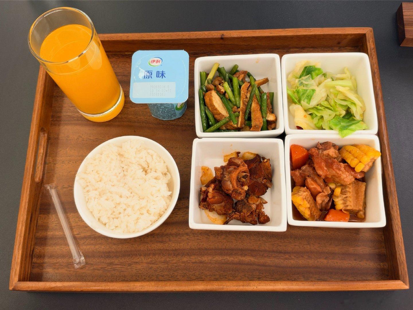 今天来鸿蒙智行给智界R7做检测，赶上饭点，不吃点都不好意思[捂嘴哭]三荤一素真不错[捂嘴哭] ​