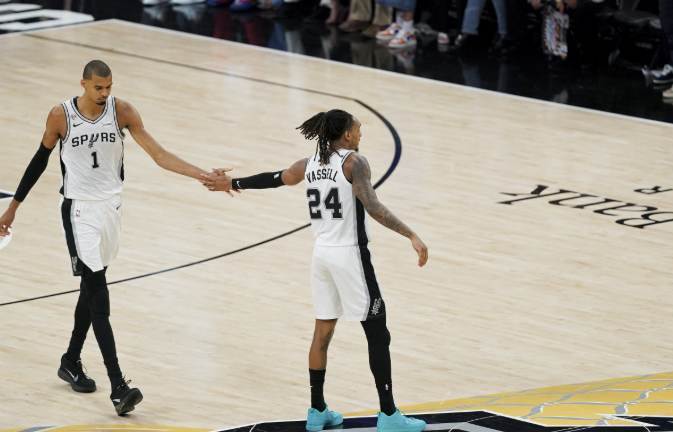 近日，马刺球星文班亚马在接受NBAextra采访时谈到自己上赛季NBA季后赛的经历。

文班亚马说：“这很难用三言两语来概括。我觉得如果要总结这次季后赛之旅积累的所有经验，恐怕得聊上好几个小时。我认为教练团队在季后赛中能走多远方面起着至关重要的作用：这取决于教练组的水平、球员的个人实力，以及 ​