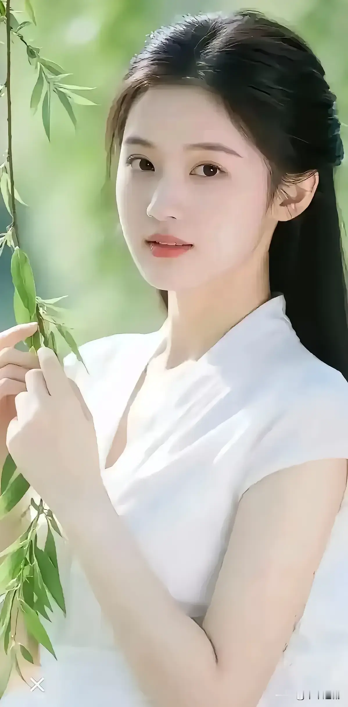 白衣素雅，手抚柳枝，在绿意盎然的环境中，如诗中走出的清新佳人～