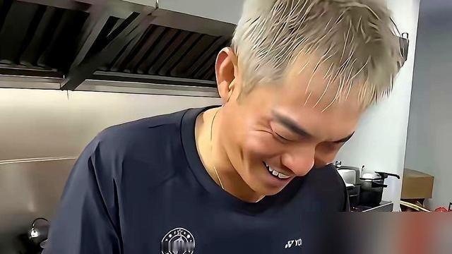 42岁，头发白了，剧组连男三都不给留。贾乃亮直播里直接说，找他的导演快绝迹了。
不是他一个人慌。赵又廷上半年就收了十个本子，电影邀约基本归零。董子健领奖台上喊话“最近很空，欢迎约戏”。刘昊然站台上跟了一句“找我工作，谢谢”。
杨天真透了底，现在开机的戏只剩去年同期三成。三成什么概念，十个人抢一个