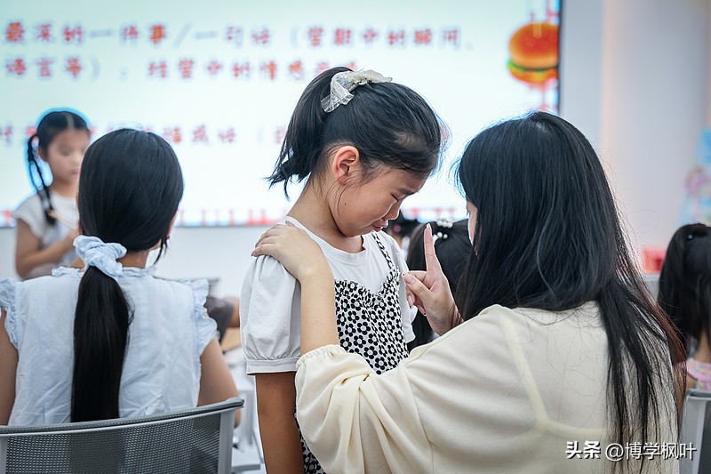 广州这起学生坠楼事件，聊天记录浮出水面，家属也站了出来。真相不该再被口水淹没。有人咬定导师不批假，才酿成悲剧。话说得斩钉截铁。帖子转得铺天盖地。翻遍聊天内容，请假二字不见踪影。空穴来风，捕风捉影，竟能掀起惊涛骇浪。谁先放的风？谁添的油？谁加的醋？目的何在？良心何在？

记录中的导师，没有冷眼旁观。没