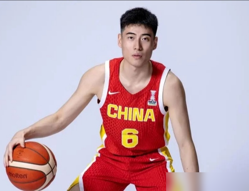 3分，媒体喊他滚蛋，教练只给了俩字：及格。
程帅澎这事，有意思。名单就14个人，后卫挤了7个，最后只留12个。赵继伟稳，胡明轩硬，廖三宁冲，贺希宁能砍分。轮到他，没高分，没热搜，就干了三件事：防守、拉开空间、零失误。
媒体盯着得分表骂，教练盯着录像带看。郭士强挑人，不看谁热闹，看谁在高压下不慌、