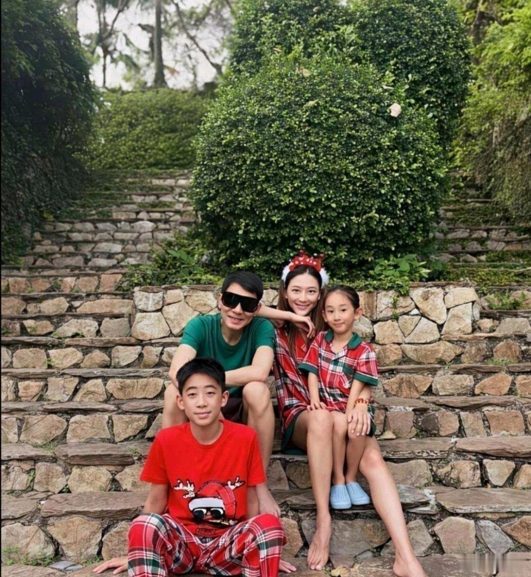 陈小春和应采儿晒了张全家福，没想到火出圈的竟然是应采儿的脚。现在的网友关注点真奇怪 ​