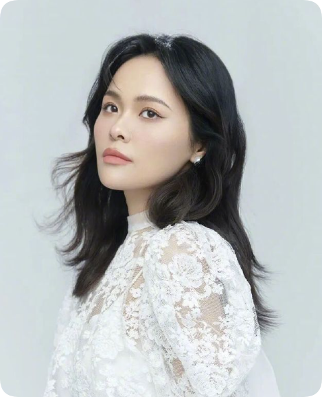 龚爽去世，年仅37岁！
根据多位业内人士的透露，青年女高音歌唱家龚爽，于2026年9月4日因癌症去世。
出生于湖北十堰的她，师从著名男高音歌唱家阎维文，她在《长征》《山海情》《金沙江畔》中，也都有十分亮眼的表现，37岁，正是拼搏的时候，多少让人有点惋惜！
