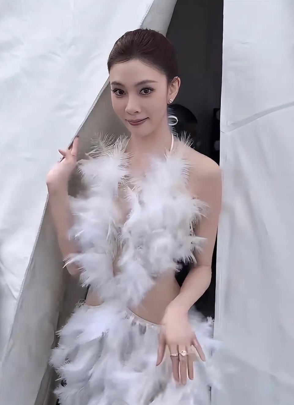 【一睹为快】
照片中的人物是中国女演员宋妍霏。她出席时尚芭莎红毯活动（BAZAAR GALA），身穿一套白色羽毛抹胸露背礼服，搭配高马尾编发造型，这套“雪狐”造型因大胆露背设计和凸显腰身的身材管理，在红毯上引发了广泛关注！