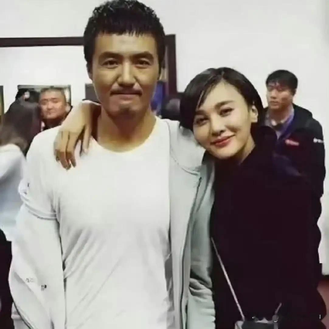 朴树再出来密集商演，或许会很难。
朴树本就不喜欢被过度解读，减少舞台，对他而言或许是不错的选择，他的歌早已唱给懂他的人听。
朴树一直是这样：缺钱就出来接活，挣够了便回归生活消失。
身心扛不住圈子持续消耗的人，很难再高强度奔波舞台。
去年10月太湖湾音乐节，朴树几度哽咽，坦言2026年不打算演出了，想