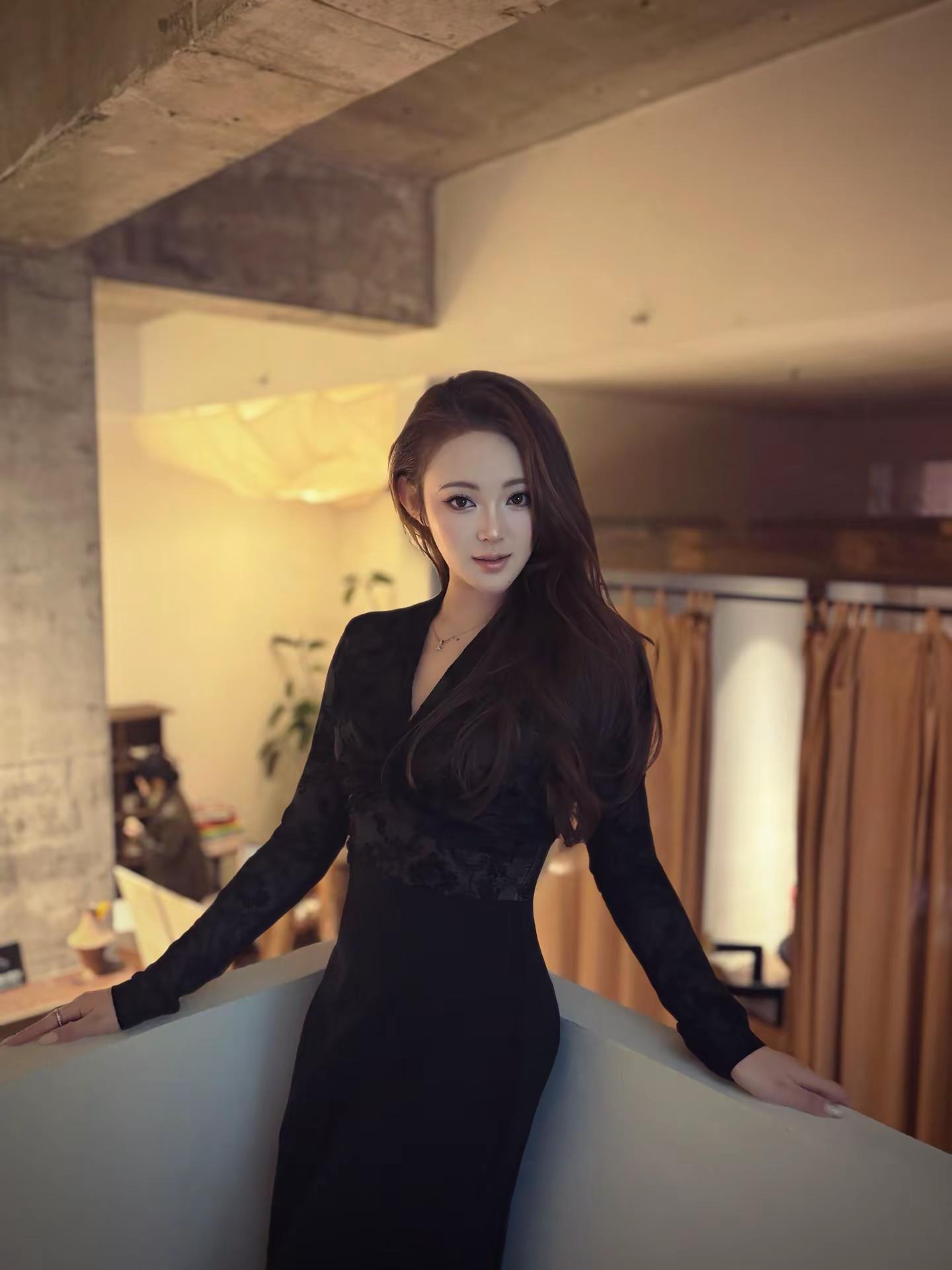 好女人得到名声 坏女人得到一切 .