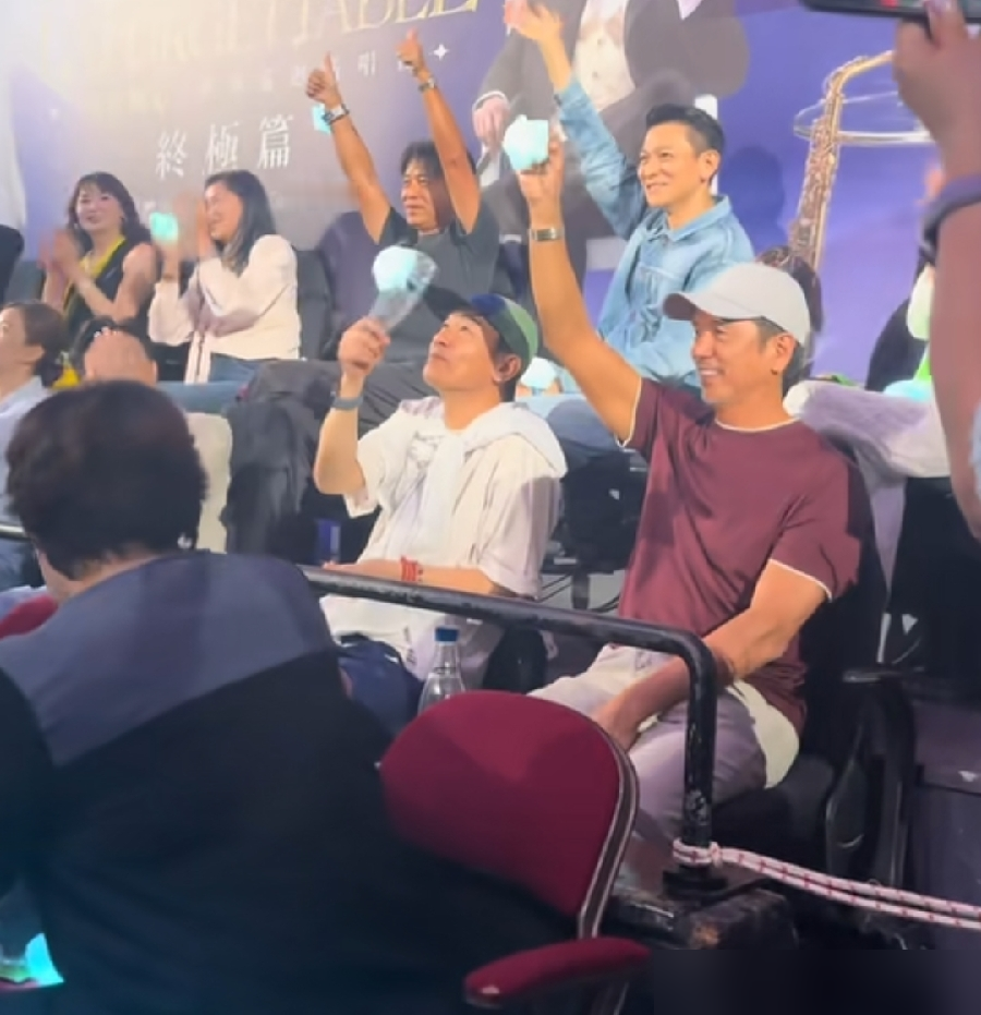 谭咏麟演唱会镜头扫过台下，李克勤老婆卢淑仪那张脸一出来，全场倒吸一口气。
52岁，素颜，皮肤紧得能反光。旁边坐的是袁咏仪，也是52岁，状态好到离谱。
但俩人的路子完全反着来。
卢淑仪早就不混圈了，天天泡在阳光和海风里，不折腾，不焦虑。
袁咏仪更狠，90%时间不化妆，防晒当命，拉着张智霖晨跑，