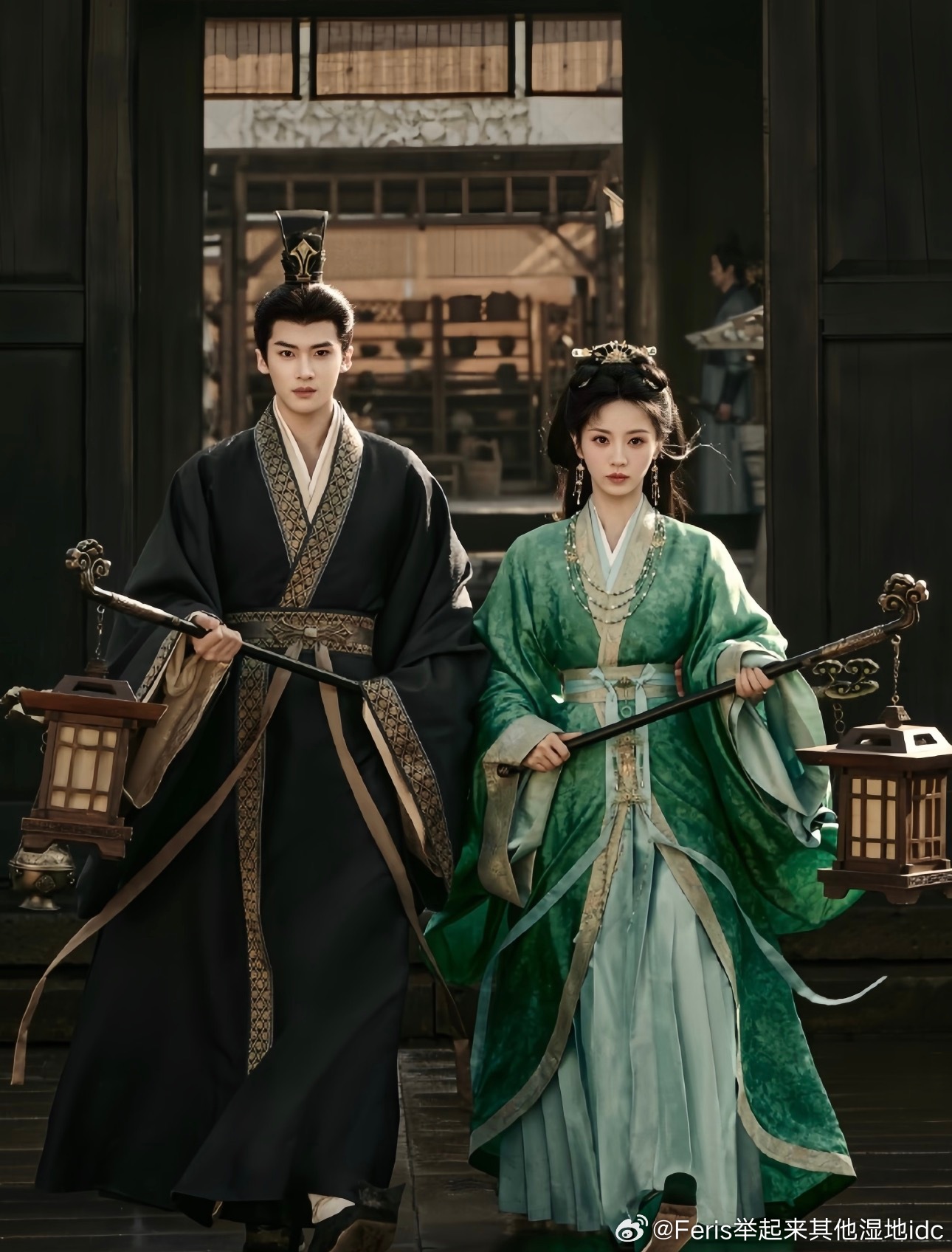 田曦薇×闫桉 / 田曦薇×王鹤棣，两种完全不同的CP感
▫️闫桉×田曦薇｜《嫁金钗》｜一闫薇定
清冷贵气世子×韧劲替嫁女主，是内敛拉扯的克制甜。
闫桉自带民乐沉淀出来的温润疏离感，慢热害羞，情绪不外露；田曦薇灵动鲜活，外柔内刚。
身高差很有氛围感，是冰山慢慢被小太阳捂热的故事。心动藏在对视、 ​