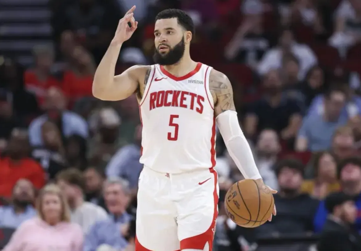 如何让火箭队新赛季实力大增？
NBA联盟休赛期变化很大，东西部出现了76人、尼克斯、马刺、雷霆、热火、森林狼等多支超级强队。而休斯敦火箭队休赛期实力变化不大，如新赛季要有所作为，唯有继续有效补强球队，才有可能在强队林立的新赛季走得更远。
这里给火箭管理层推荐可行性交易，定能让休斯敦火箭队实力大增。