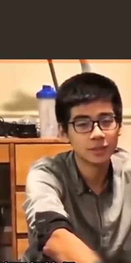 赌王家宴上，四太长女何超盈直接堵住弟弟何猷君要媒人红包，还扭头冲奚梦瑶喊，老公不听话随便打。
这对姐弟的婚姻，本质是互为中介。
何超盈把闺蜜奚梦瑶介绍给弟弟，何猷君反手把哈佛室友辛奇隆推给姐姐。姐姐嫁了小八岁的东北学霸，弟弟娶了超模，两单豪门内购干净利落。
辛奇隆家底殷实但绝算不上顶豪，过大礼