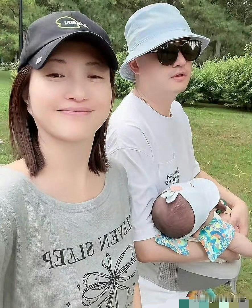 39岁包文婧晒二胎儿子面条子，包贝尔腰凳抱着娃出门遛弯。
姐姐饺子并没有因为弟弟出生就被忽视，依旧备受宠爱，姐弟俩感情很好。
包文婧坦言二胎很难做到绝对公平，要兼顾老大的情绪，网友感慨，二胎家庭能做到这样一碗水端平才叫真本事。