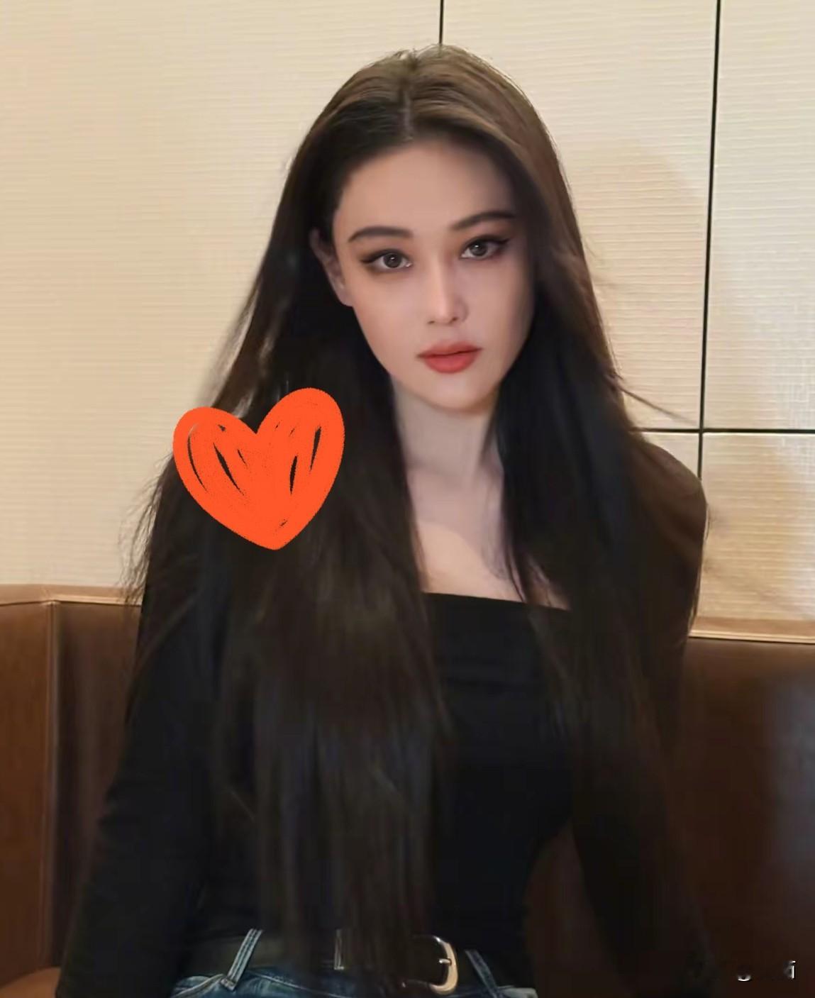 我现在突然彻底理解李晨当初的选择了。回看娱乐圈的繁花乱象，很多流量女星热度爆棚、话题不断，可唯独张馨予格外特别。

她这些年不算一线顶流，作品曝光也不算高产，名气一直不温不火，但身上有一种很难复刻的气质，真正做到了男女通杀，既有惊艳世俗的明艳，又有打动人心的温柔，魅力高级又耐看。
 
很多人过去对张