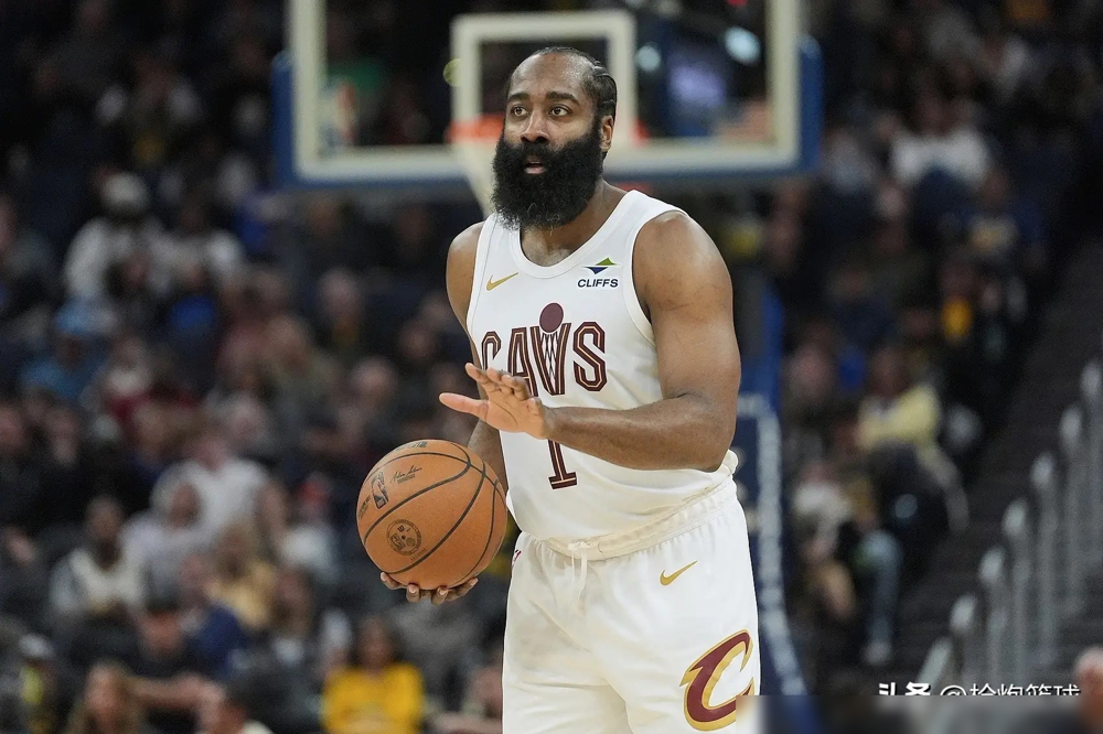 哈登打不了硬仗真不是黑，实锤数据直接锤得没话说。
前NBA球员蒂格最近在播客直接点名，说哈登季后赛心理软是致命伤，还甩了一堆数据佐证。
15到24年季后赛最后30秒分差3分以内的关键球，他命中率才41.7%，还保持着后卫里季后赛单场失误比命中多的历史纪录，足足18次。
今年季后赛他还出过13投