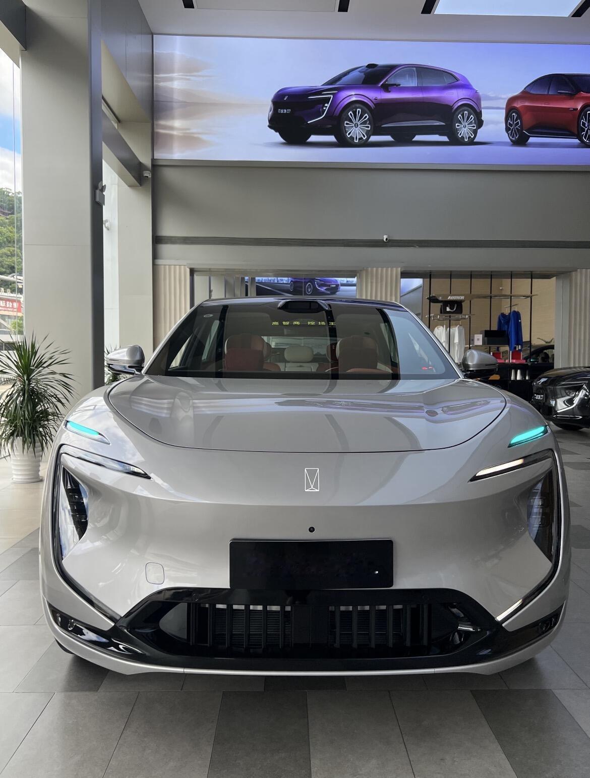 阿维塔07L试驾：安静和省心是主旋律
这次试驾不看加速，专门体验日常用车高频接触的三件事：安静程度、乘坐舒适性和辅助驾驶。地点还是阿维塔4S店，试驾路线以高架和城市道路为主。
静谧性是07L着重宣传的点，实际体验站得住脚。四门双层隔音玻璃加上全车声学处理，市区低速行驶时几乎听不到电机声；时速过百巡航