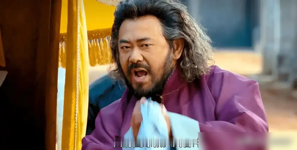 孙红雷没接的那个角色，被姜武演成了全片最阴的人。
武举人这号人，表面看就是个打手。黄四郎得势，他踹凉粉摊、逼死六子，比谁都狠。可黄四郎刚露出败相，他第一个把枪口调转过去。不是讲义气，是算准了哪边赢。
原著里更狠。姜武自己说过，原本拍了个结局：黄四郎倒了，张麻子走了，武举人戴着黄四郎的白礼帽，站在