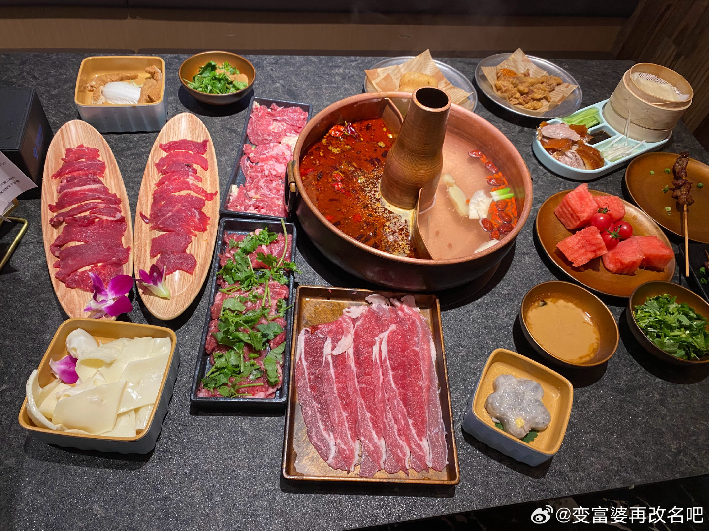 事实证明，我真的不喜欢吃北京铜锅涮肉，朱一龙陪我一起吃也不行[裂开][裂开][裂开]没有计划地过生日就是不行，吃饭都没法好好挑餐厅[泪奔][泪奔] ​