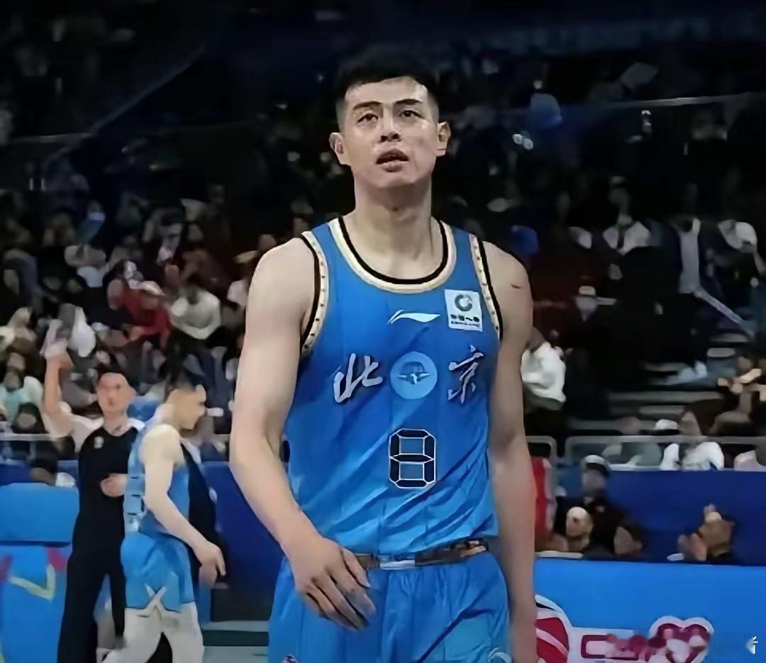 北京男篮的冠军功勋老将方硕，新赛季将暂别CBA首钢赛场，将奔赴NBL长...