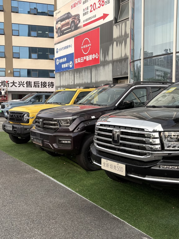 纠结坦克怎么选？300、400、500一句话给你讲明白🚗
	
坦克300｜年轻人的梦中越野
经典方盒子，颜值天花板！
闪耀黄、沙丘米配色超吸睛，改装潜力拉满
主打个性、好玩、性价比高
日常通勤、进山穿越通通拿捏
追求自由和越野乐趣，直接选它✅
	
坦克400｜家用越野全能王
机甲潮酷外观，男女通吃！
Hi4T超级混动，省油又能造
空间更大、舒适度更高
兼顾城市代步、家庭出游、轻度越野
一台车满足所有生活需求✨
	
坦克500｜豪华体面大标杆
中大型硬派越野，气场十足
内饰豪华、动力强劲、静谧性超好
适合长途自驾、商务出行、全家远行
要排面、要舒适、要极致越野，首选500💪
	
新手选坦克，照着买绝对不踩坑！
根据自己预算和用途选，每一台都是同级硬派佼佼者～
	
#坦克300 #坦克400 #坦克500 #硬派越野 #买车攻略 #深圳买车