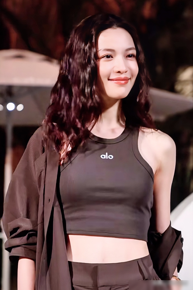 钟楚曦往张园那儿一站，赵露思的造型师估计得连夜改稿子。棕色挂脖上衣，同色长裤，外面再披件衬衫，别人穿是去瑜伽房，她穿像来收购这条街的。
没滤镜，没精修，生图直接甩出来。那骨头架子，那肩颈线，跟旁边何穗站一块儿都不输。媒体直接给三人组起了个高颜值跨圈组合的名头。
金鸡奖拿完，人家没端着，转头频繁刷
