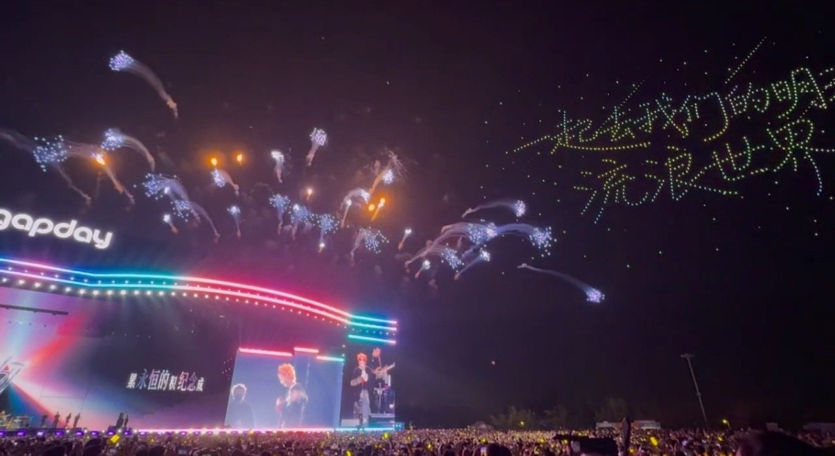 果然乙方比甲方更积极[柯基] 
#鹿晗gapday音乐节# ​
