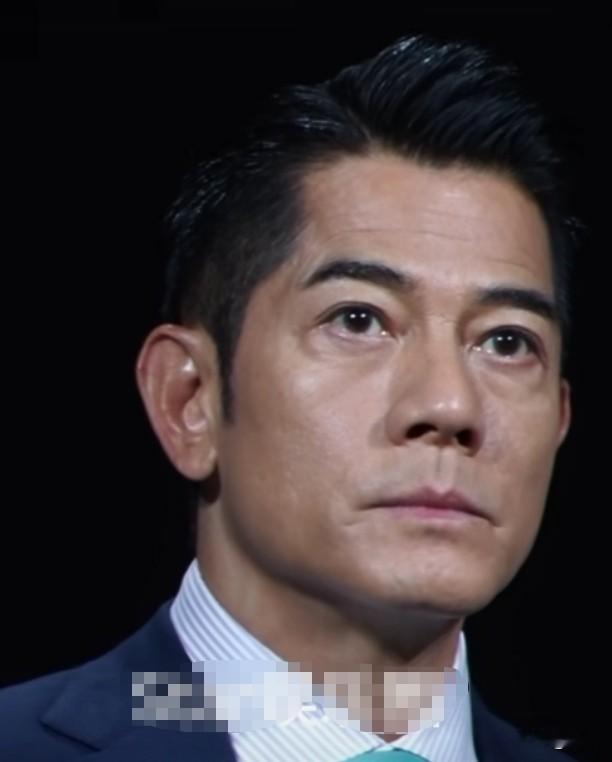 六十岁的郭富城真的没有想象中的那样青春永驻，近镜头下，他皮肤暗沉，眼袋浮肿下垂，额头纹明显。眼睛没有以前那么精神明亮，他颜值巅峰可是出名的电眼，如今真的老了，离开美颜滤镜到了这个年纪的人也就如此了，所谓的不老男神都是滤镜美颜的功劳！