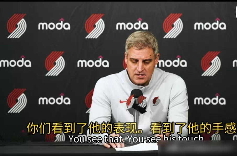 谁敢信，开拓者主帅赛后一句交底，直接把刚去NBA的杨瀚森供成了战术大轴。
10月13日的季前赛，替补上场21分钟，8投6中稳稳拿下13分4板4助，正负值狂飙到+19。
主帅诺里赛后直接摊牌，直言放心让他上，不仅夸他视野宽、手感柔，甚至战术都要围绕他转。防守端咬牙沉退护筐，攻防节奏全被他拿捏了。
