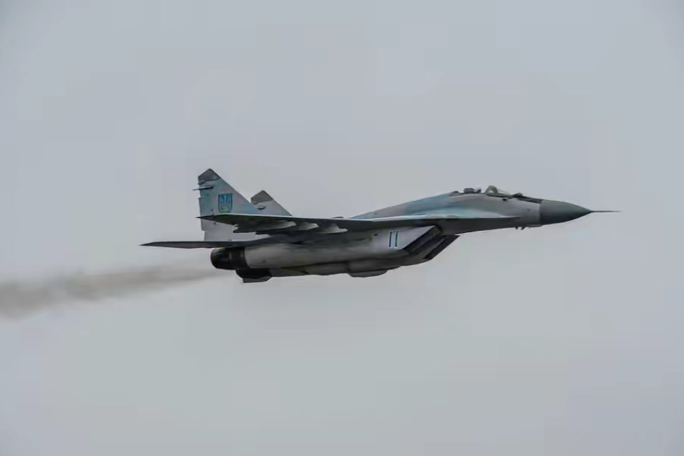 乌克兰的损失大了！又一架米格-29战机被俄军击落！
乌克兰空军10月1日发布消息称，一架米格-29战机，在前线地区执行任务时被击落，飞行员虽然进行了弹射，但最终还是身亡。
这件事也说明，当前在前线地区的战斗是相当激烈的。
乌军起飞战机，在前线地区执行空袭任务，主要目的是打击俄军的后勤补给线。 ​