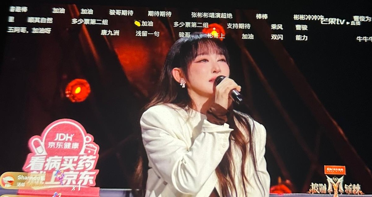 杜华上周那段点评，我硬撑着看完，普通话像信号不好的收音机，观点更是飘得抓不住。今晚换成萨顶顶，整个场子都顺了。
她开口就是音色、气息、编曲，句句落在音乐本身，不绕弯子不煽情。听她点评像有人帮你把耳朵擦亮了，舞台上的细节突然全活了。弹幕都在刷“终于有人说人话了”，这话听着糙，但真就这么回事。
专业的人