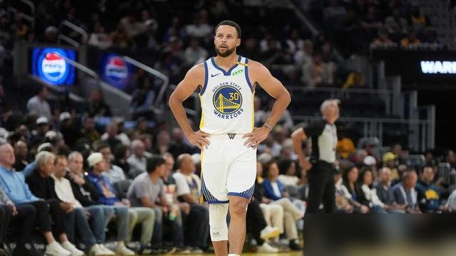 库里50%得票率，又拿了个第一。
NBA总经理投票，生死球给谁投，库里连续两年霸榜。布伦森东契奇全在底下排着。说白了，这帮最懂球的人，拿真金白银投票，还是信库里。
但你看勇士咋用的他？季前赛场均就打15分钟，全队首发最少。训练扭个脚踝，全队跟着紧张。科尔直接放话，常规赛还得掐表用，背靠背可能直接