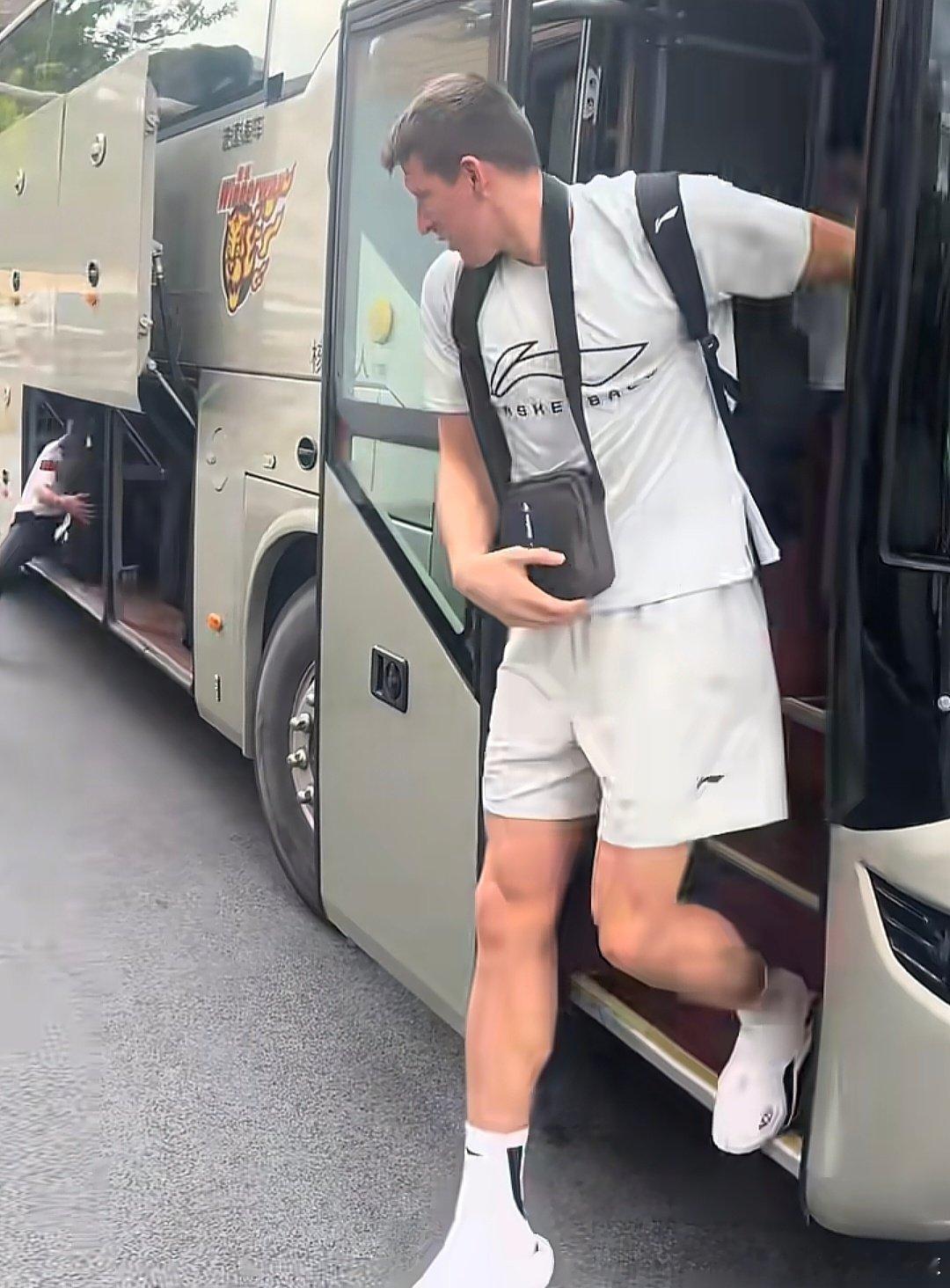 广东男篮下午顺利回到东莞，球队将迎来两天的时间休整，前五轮广东队取得2胜3负的成绩，下一轮将在主场对阵一场未胜的江苏 ​
