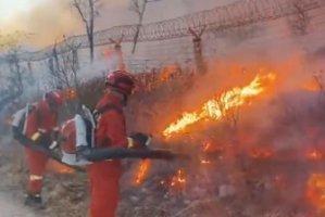 蒙古国草原火逼近内蒙古边境，2000余人正堵截，暂未蔓延入境 ​