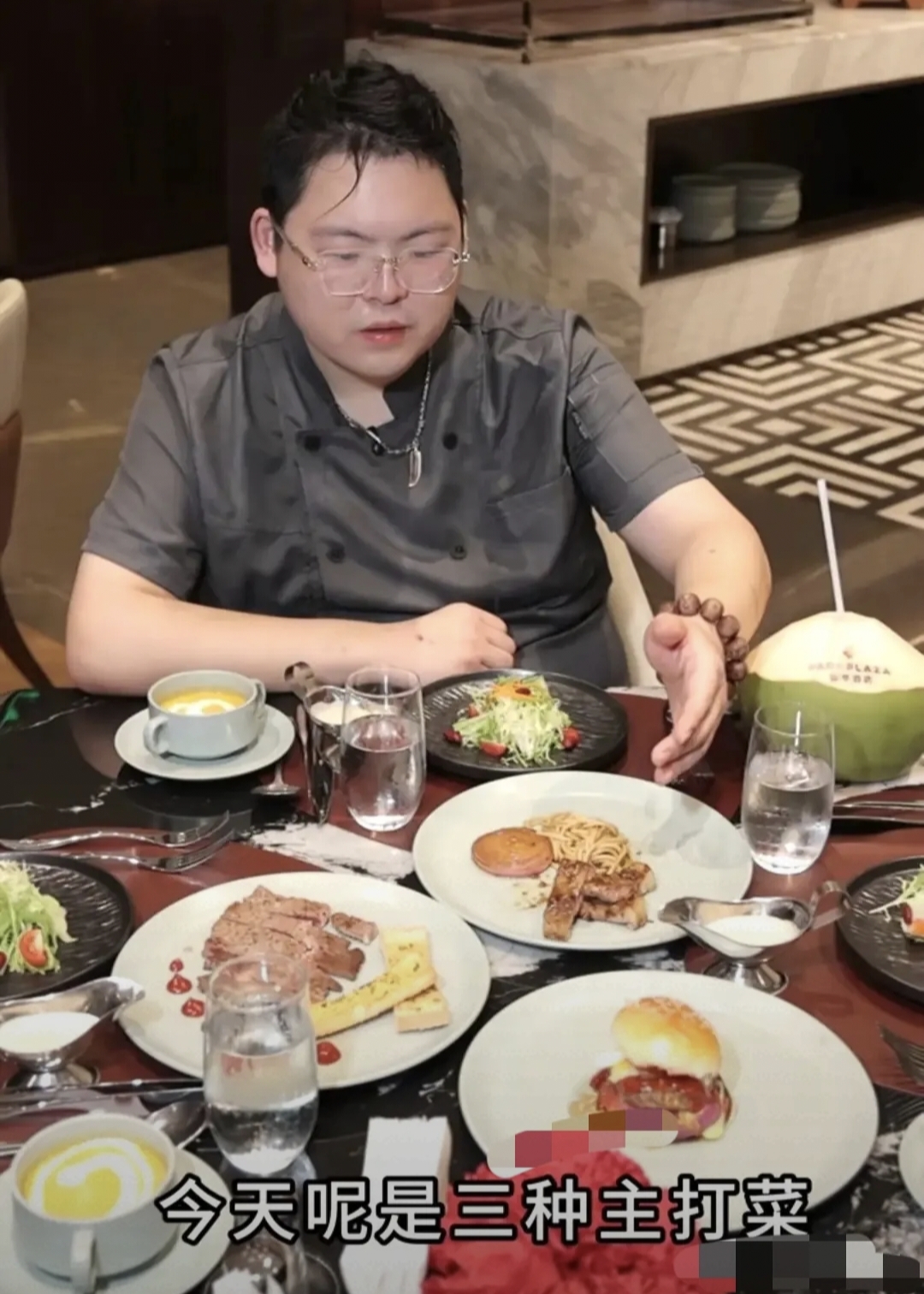向佑现身酒店后厨做饭的视频流出，看着真让人揪心！
一身厨师服、梳着利落大背头，可端餐盘的时候双手抖得特别明显，不少网友看完直言，躯体化症状看着很严重。
 
向佐多次出面解释，说弟弟并没有躯体化问题，但镜头里的向佑，全程局促紧绷，紧张感藏都藏不住。
后厨主打西餐，牛排、沙拉这类简易快手餐，其实向佑以前