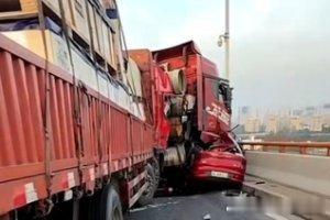 上海徐浦大桥多车碰撞 轿车车身变形，驾驶员被困 多名路过者自发撬车救人！警方通报：事故造成1死2伤 ​