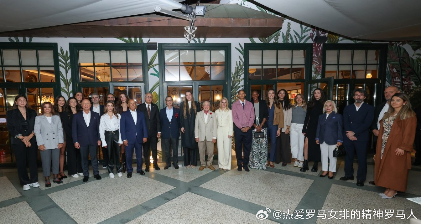 #泥土女排[超话]# 

📸科奇集团名誉主席 Rahmi M. Koç 和科奇集团董事会主席 Ömer Koç 接待了

🇹🇷土耳其女排国家队运动员、技术人员和土耳其排协主席梅赫迈特·阿基夫·于斯通达。 ​