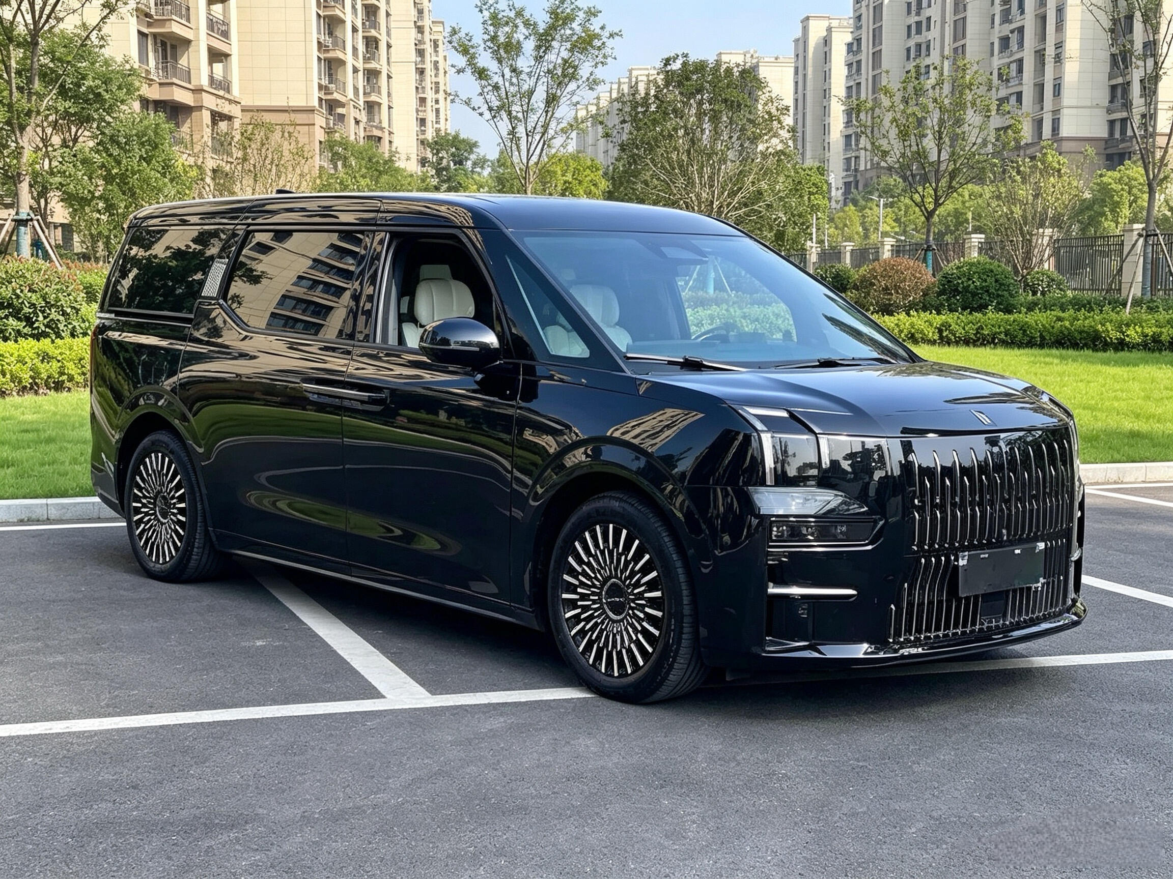 商务接待想上纯电大空间，这两台二手车我劝你先看保值差距
商务用车纯电怎么选，蔚来和极氪009摆在桌上，我的建议是先看你在不在换电体系里。极氪009一年保值率能冲到八成以上，比蔚来ET7同期高出不少；但蔚来靠换电站网络，长期持有和二手接手的体验完全是另一套逻辑，别单看数字。极氪009的短板是车太大、市