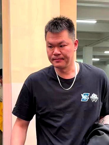 阿祖这种外援是怎么签下来的？
 

亚科夫这种教练又是怎么入职的？
 

广东男篮客场78比96惨败北京整整18分，赛后全队四个人被架在火上烤，矛头全指着引援和教练组，朱芳雨这回是真坐不住了。
 

开局两连败，11冠王的金字招牌摇摇欲坠。
 

别再奢谈什么四强争冠了，照这么打下去，如果不换掉水货