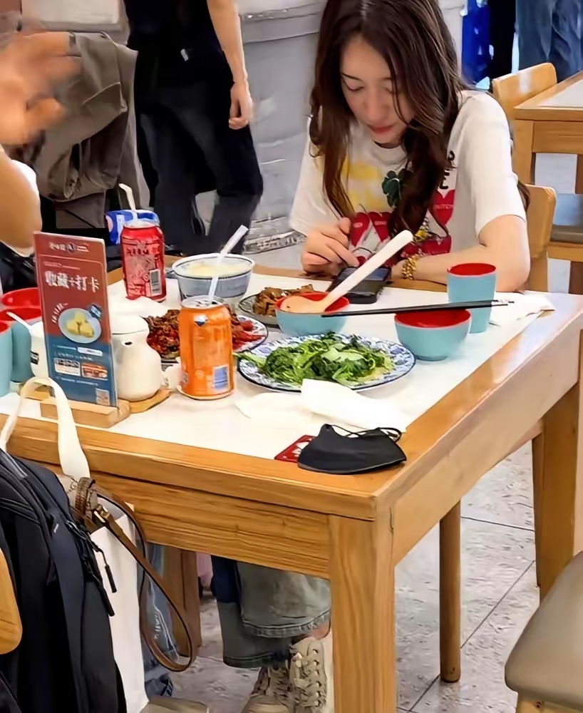 李小冉在机场吃一顿饭，硬生生把隔壁桌网友看清醒了。

​​​满桌的大鱼大肉，筷子总共就伸了三次，嚼得比谁都慢，最后捧着杯温水抿两口，直接撂挑子说饱了。50岁的人，红毯生图直角肩、冷白皮，脸上没有一点中年垮态。接受采访时总说自己不爱运动、碳水照吃，真有人信了这是老天爷赏饭吃。

​​​哪 ​
