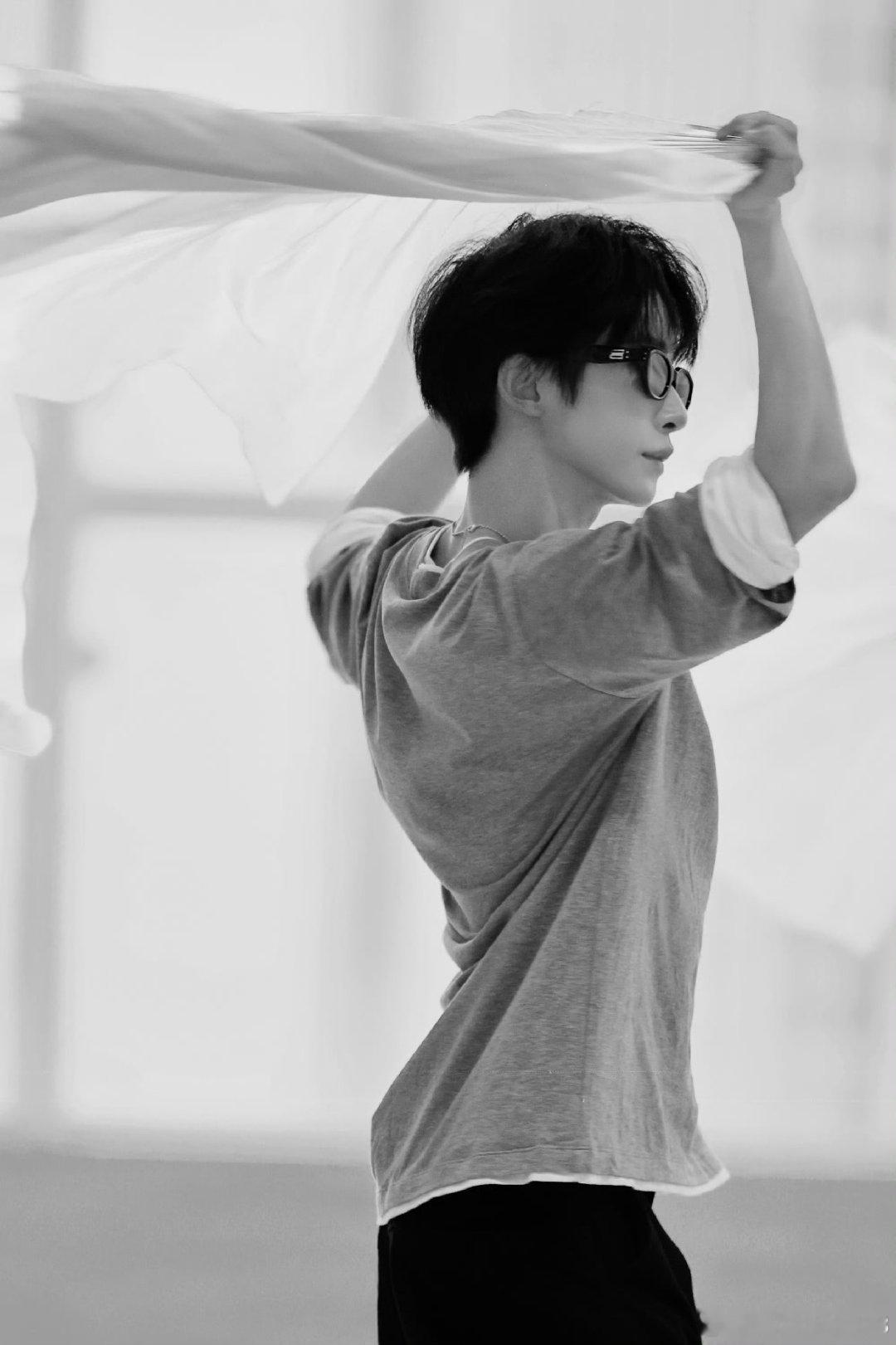 #刘宇[超话]##刘宇宇宙诗人杭州站##刘宇廿六驭梦山河# 杭州见 ​