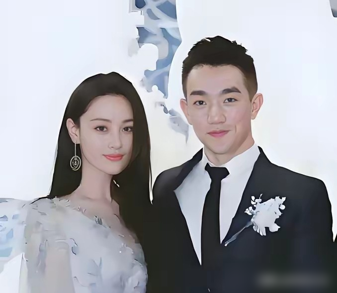 张馨予随着年纪大了，她的心性，认知改变了，人也就往踏实的方面，后来她嫁给何捷，成了军嫂，自然知道该背负的东西就更多了，会约束自己的言行。
很多人当初不理解，一个年薪千万的女明星，死心塌地嫁给薪水微薄的军官，到底图啥？
其实看看她现在的状态就明白了。以前的张馨予，红毯上争奇斗艳，被黑得体无完肤。自