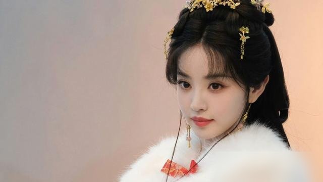 替嫁女和假千金同框飙戏，田曦薇这是把脸撕成两半在演。
《嫁金钗》刚开播热度就破7500，央视次黄加Netflix同步上，这排面确实硬。她一人扛俩角色，底层替嫁女魏娆，骄横假千金君黛。一个要收着演，一个要放开了作。
结果观众不买账了，说她恶女那半边脸用力过猛，狰狞是狰狞了，情绪没进去。还拉周也出来